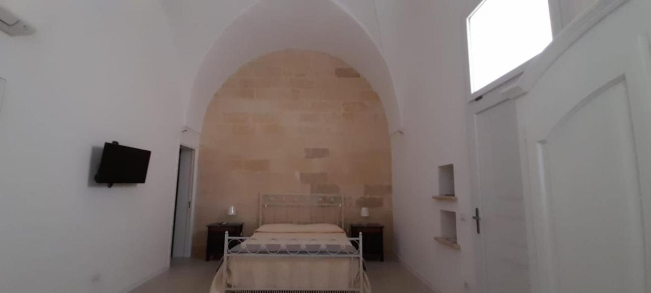 Laura S/c * Lecce
